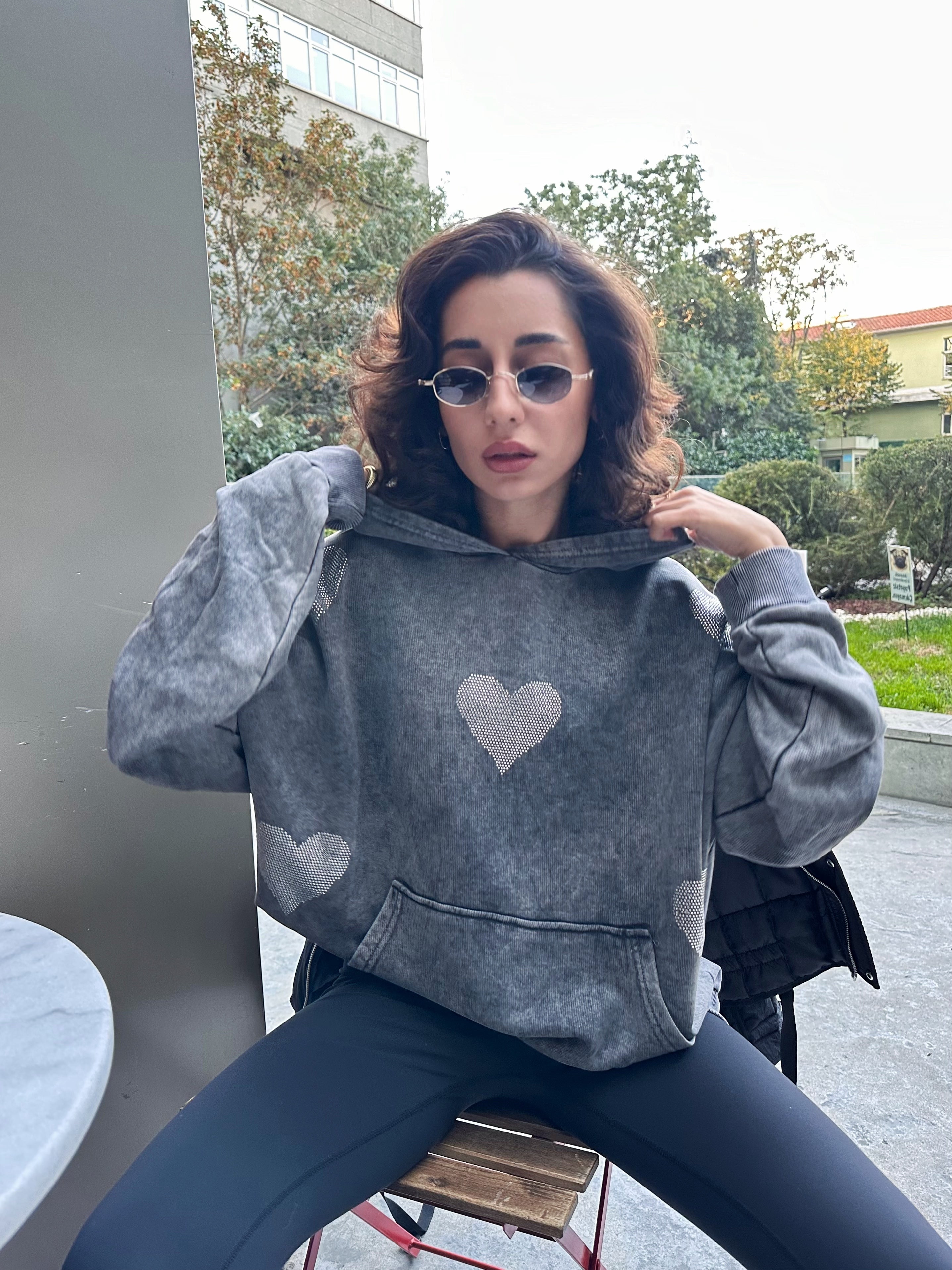Yıkamalı Taşlı Kalp Detaylı Sweatshirt