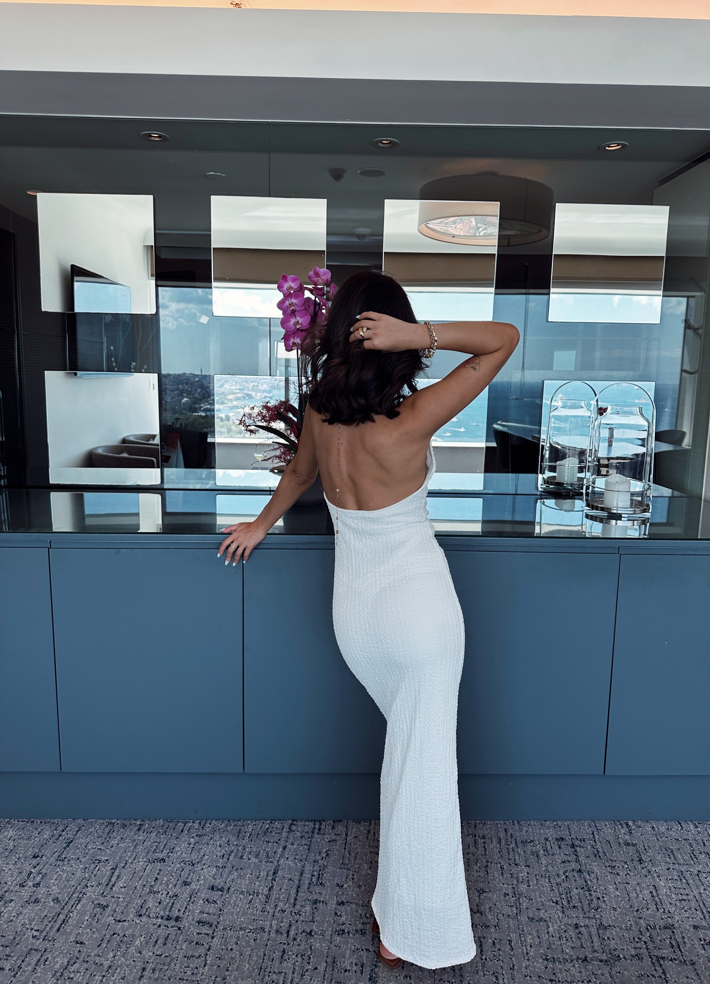 Sırt Dekolteli Dokulu Elbise