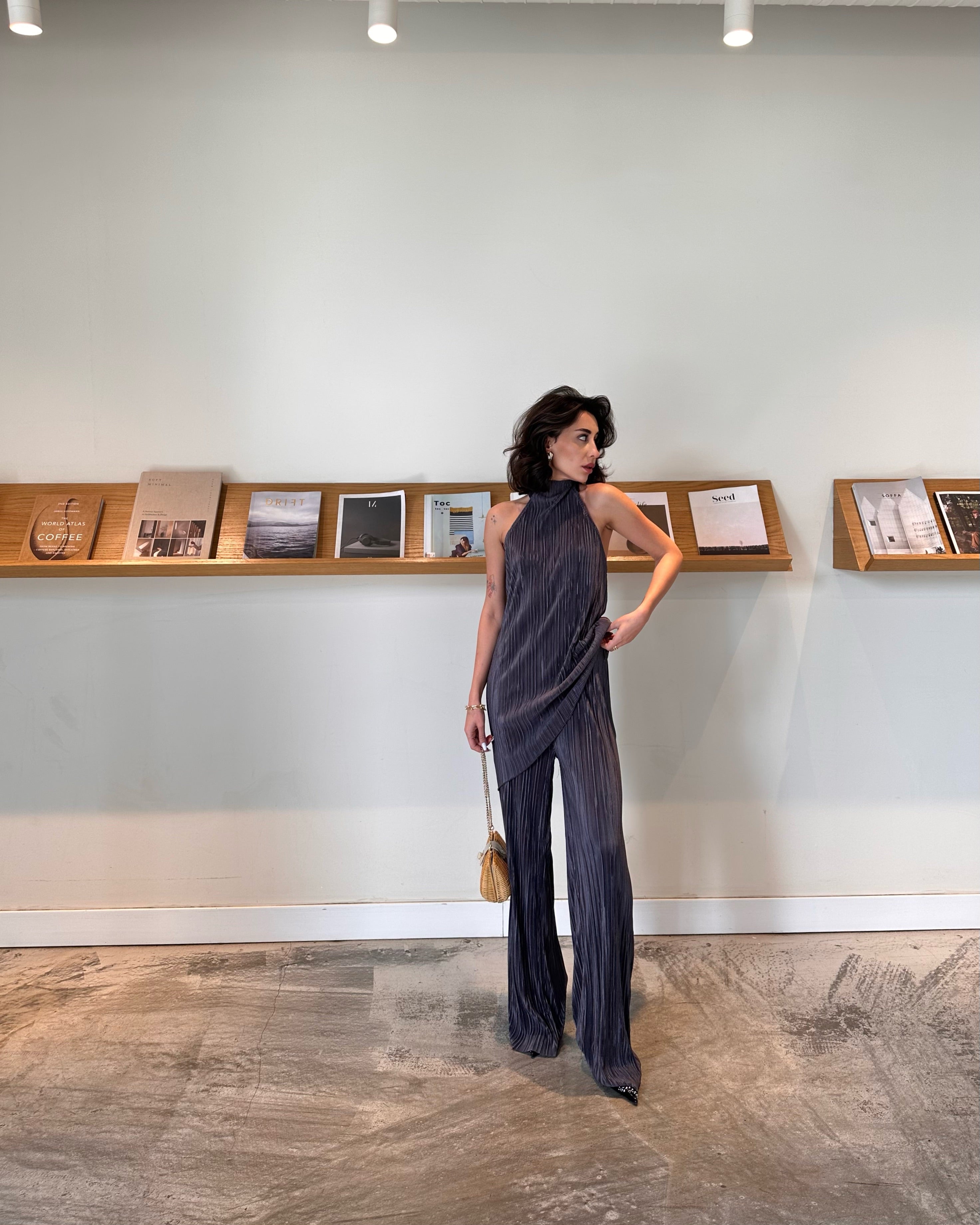 Sırt Dekolteli Asimetrik Kesim Takım