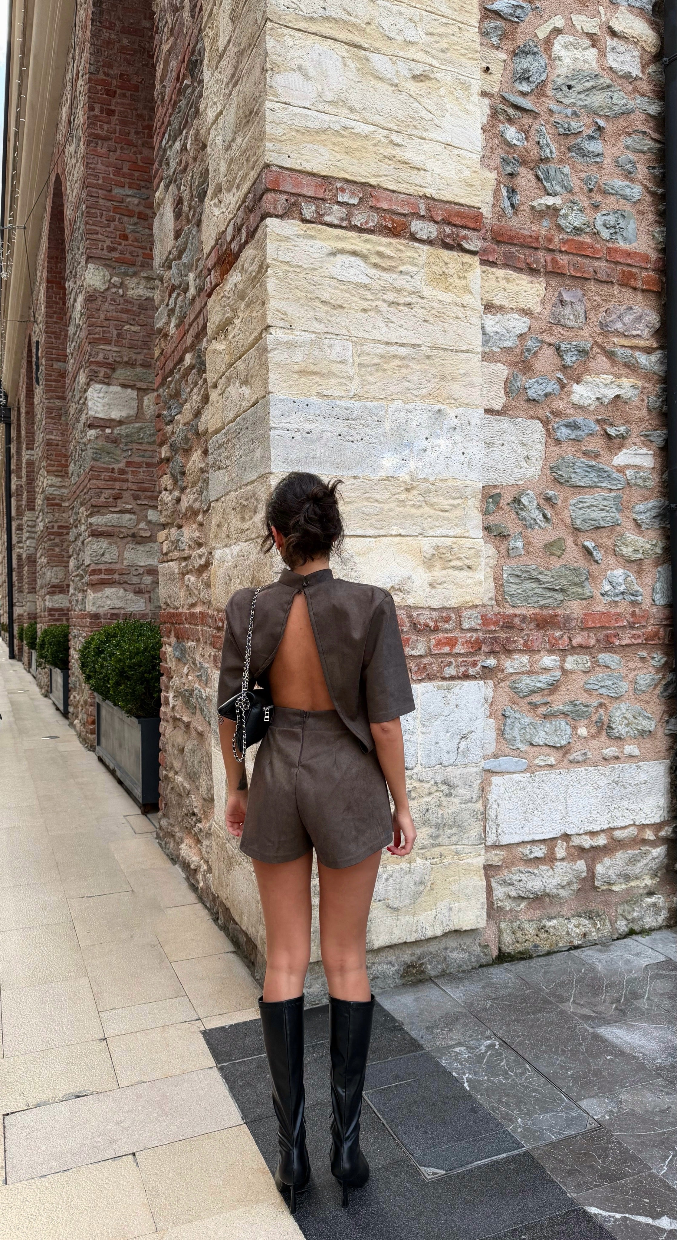 Vela Sırt Dekolteli Tulum