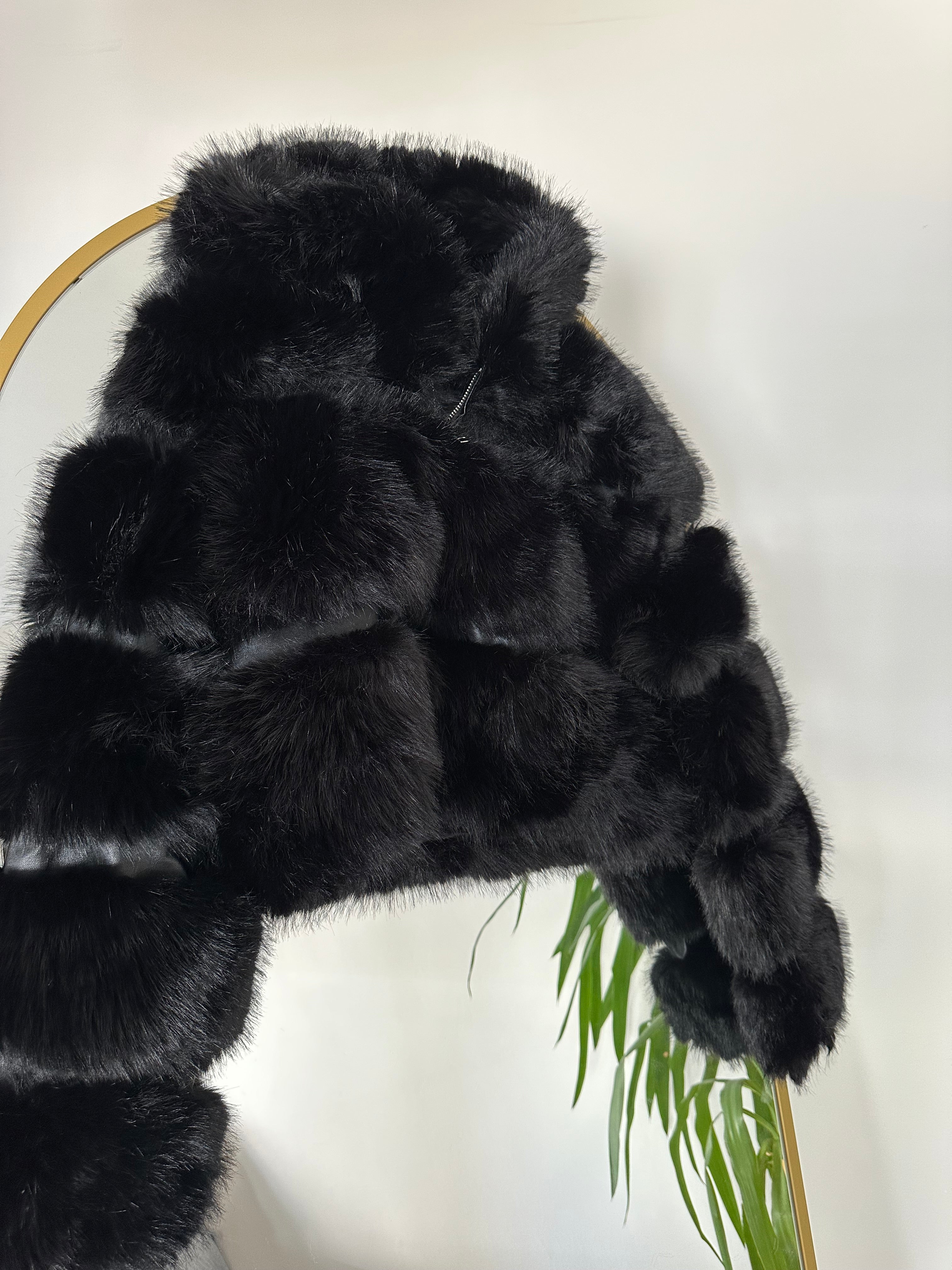 Siyah Deri Detaylı Kürk