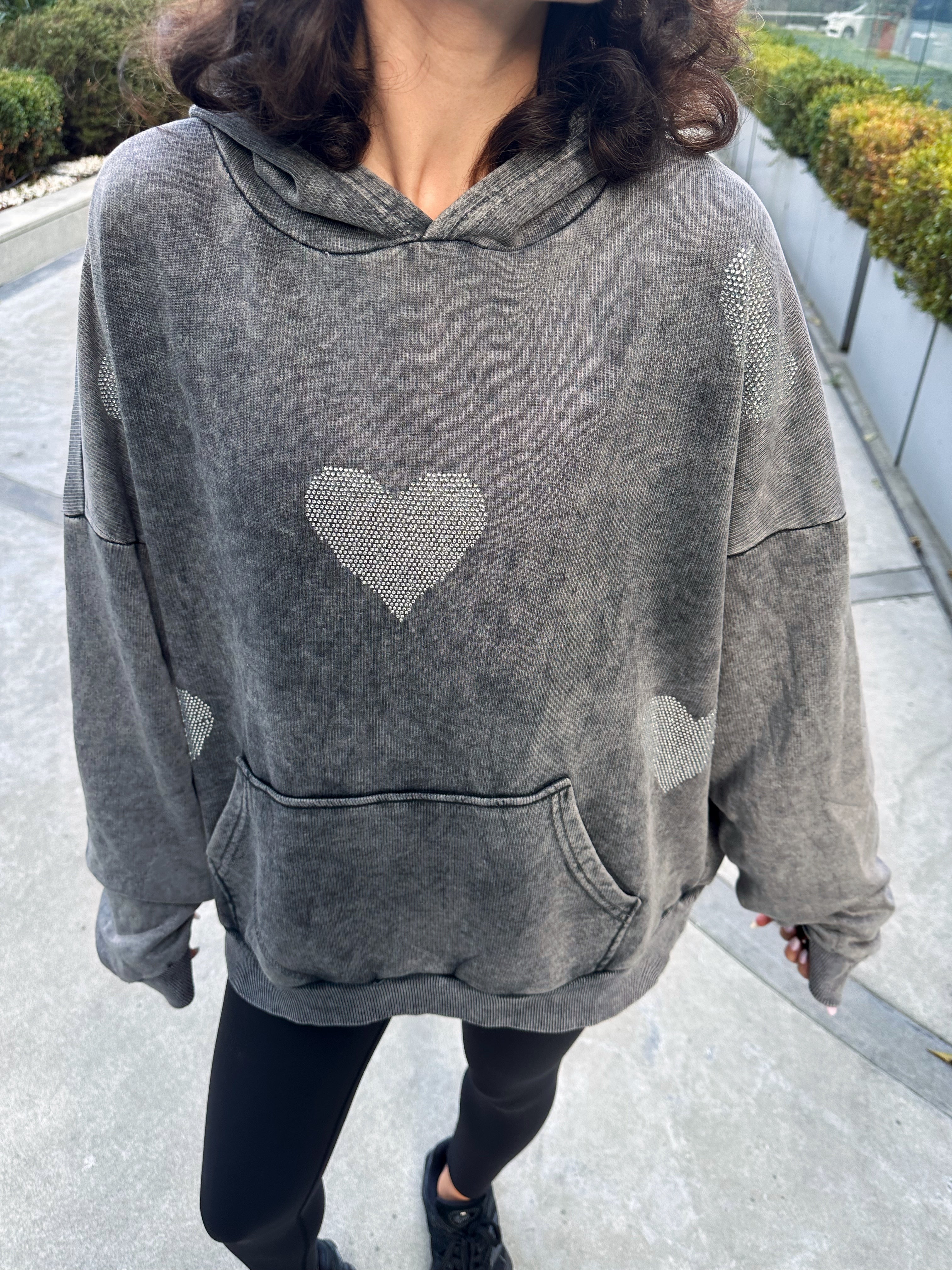 Yıkamalı Taşlı Kalp Detaylı Sweatshirt