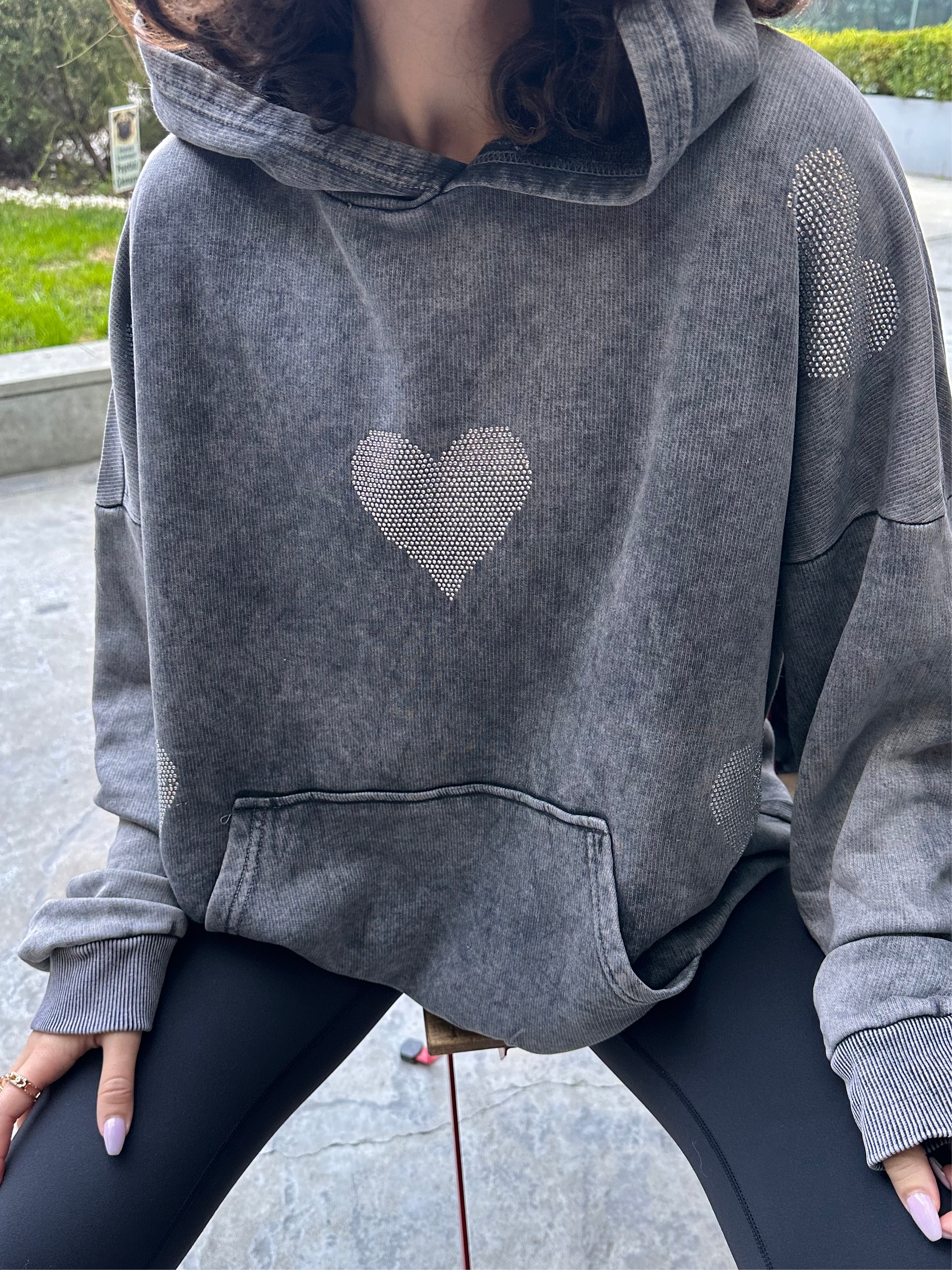 Yıkamalı Taşlı Kalp Detaylı Sweatshirt