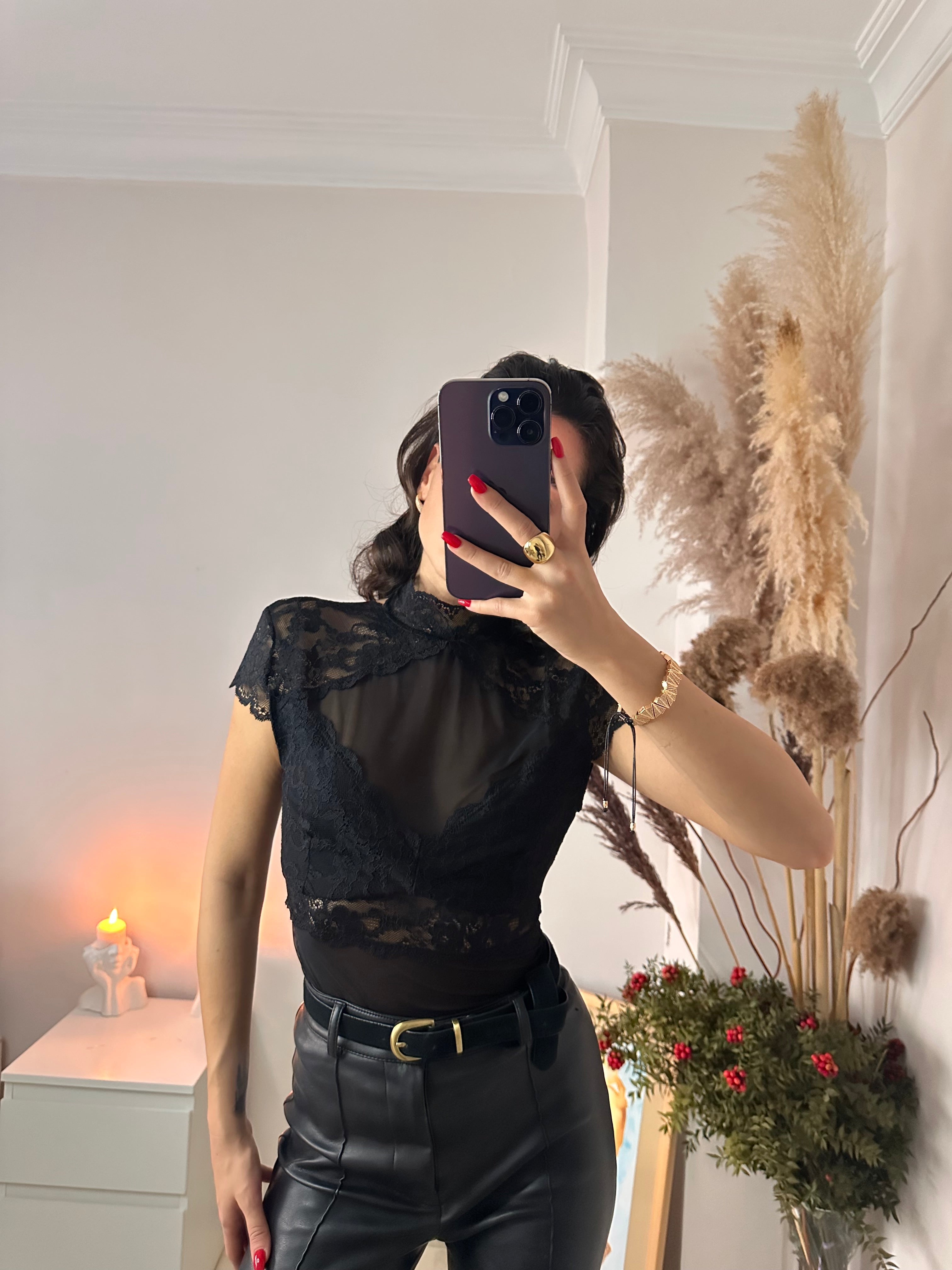 Sırt Dekolteli Dantel Detaylı Transparan Bluz