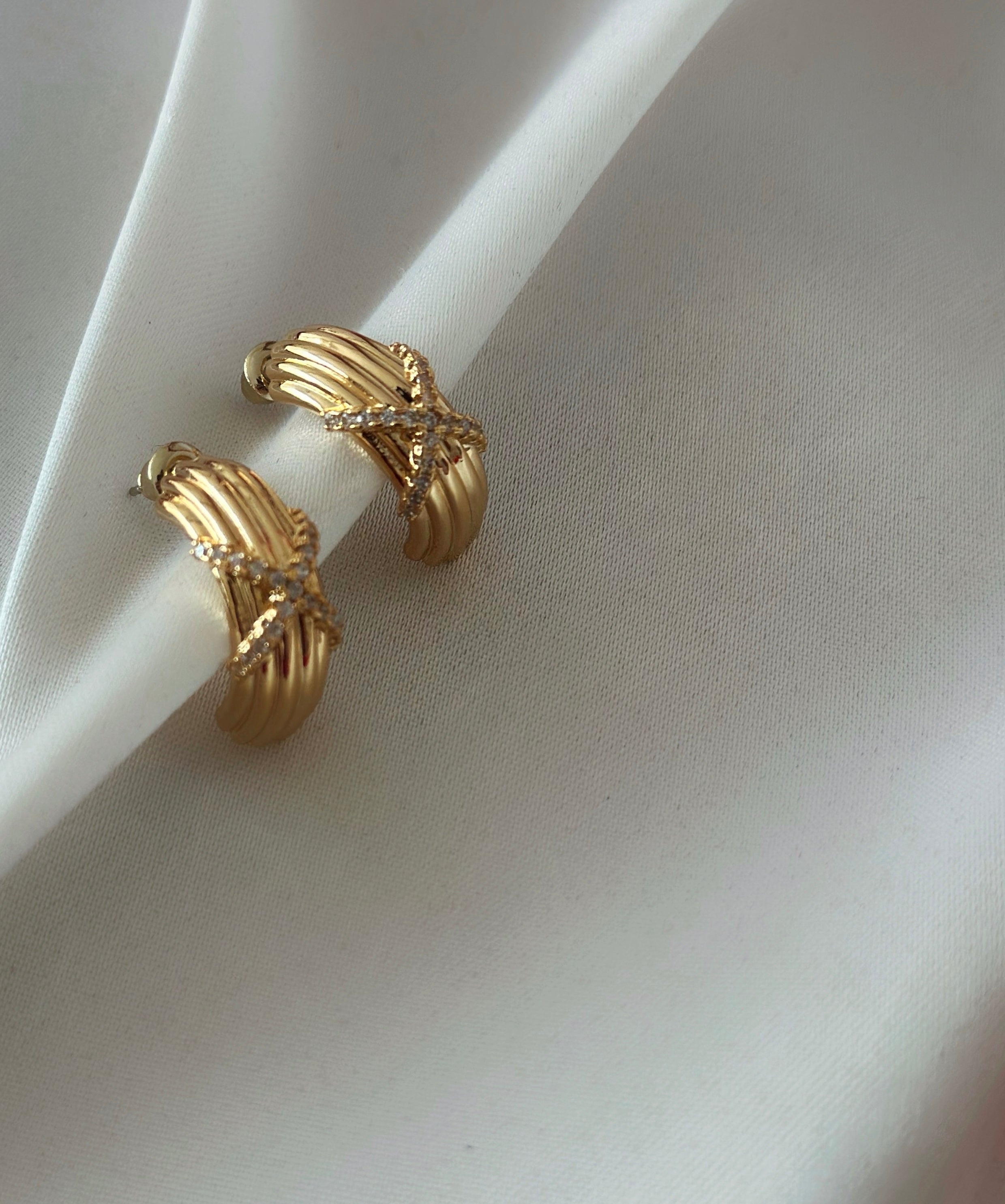 Taş Detaylı X Gold Küpe